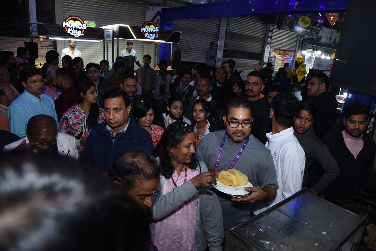 NRIs enjoy street food at sarafa on Sunday night