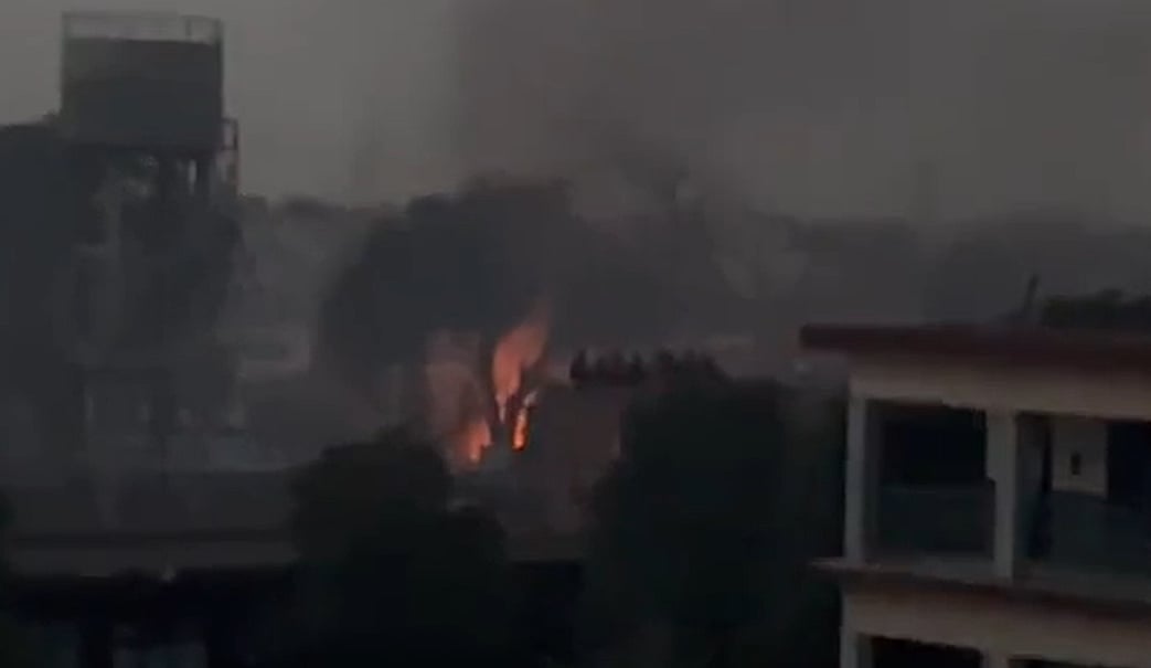 Pakistan: Riot breaks out in Gujarat Jail, prisoners escape prison, set dorm on fire; visuals surface