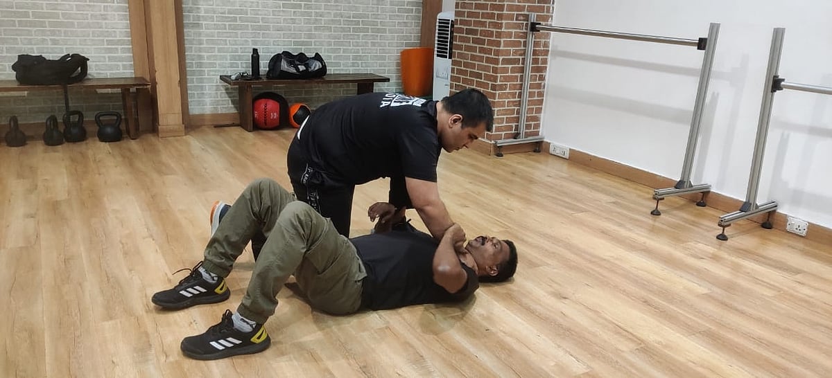 An attacker can choke you like this while he's in a dominant position on ground