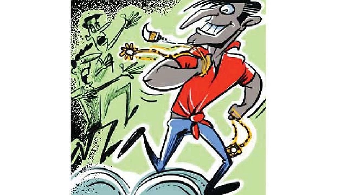Indore: 2 arrested for snatching gold chain from elderly woman