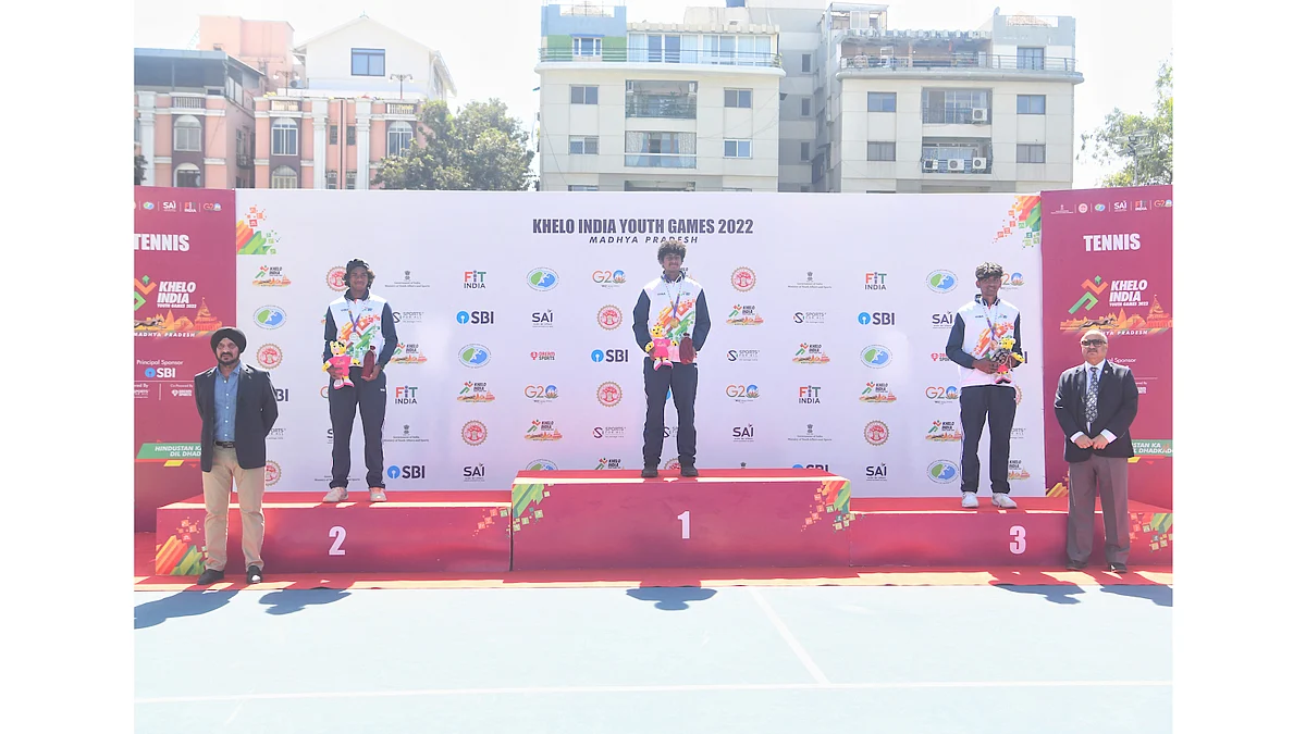 Aryan Shah (Gujarat), Daksh Prasad (Madhya Pradesh) and Pranav Karthik, winners of Gold, Silver and Bronze Medals respectively in Tennis Boys Singles