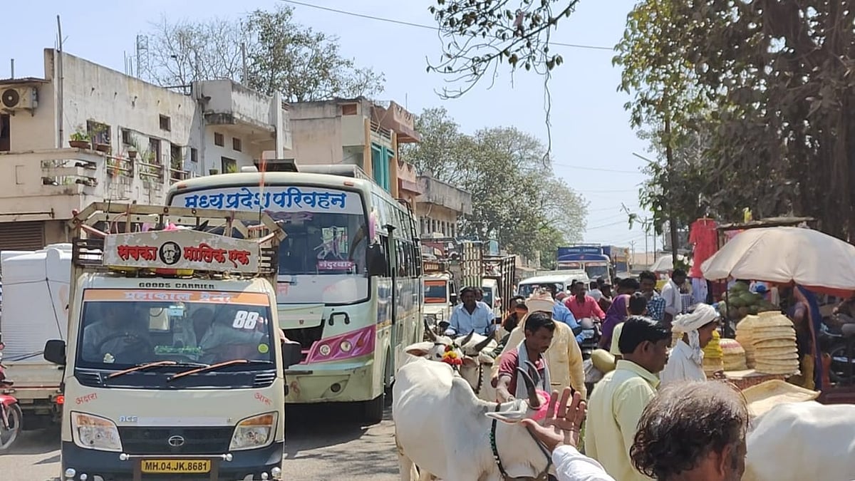 Madhya Pradesh: Kilometre-long traffic jam at MP-Maha border cause agony to commuters   