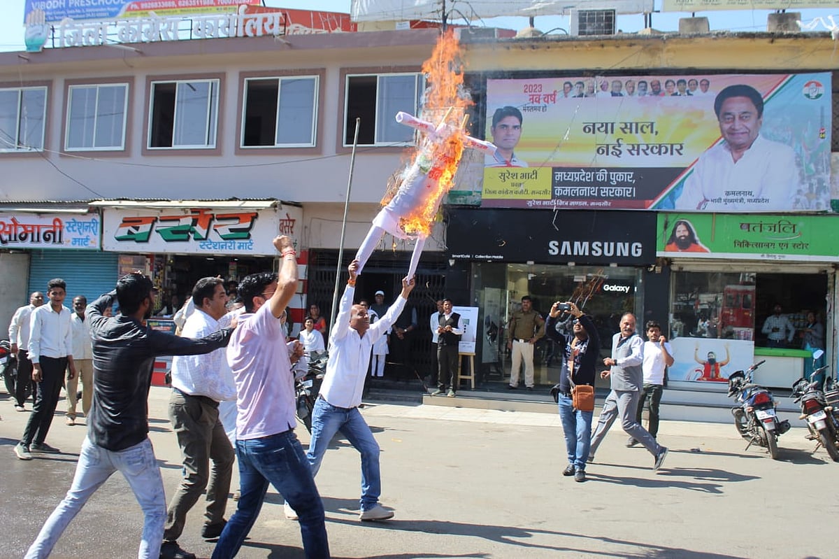 Madhya Pradesh: Kisan Congress burns effigies of Modi, Adani, demand probe in Mandsaur