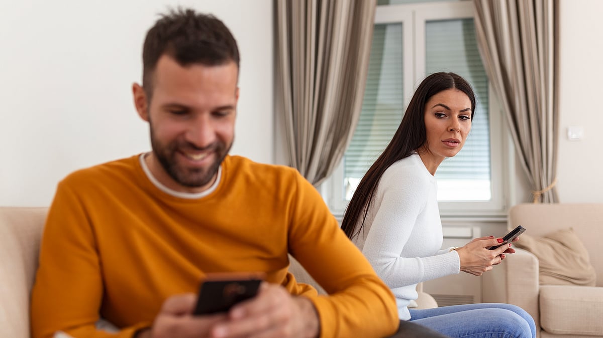 9 Signs that he is cheating on you
