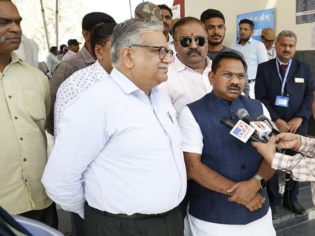GM WR Ashok Kumar Misra Conducts Inspection Of Nandurbar – Udhna Section
