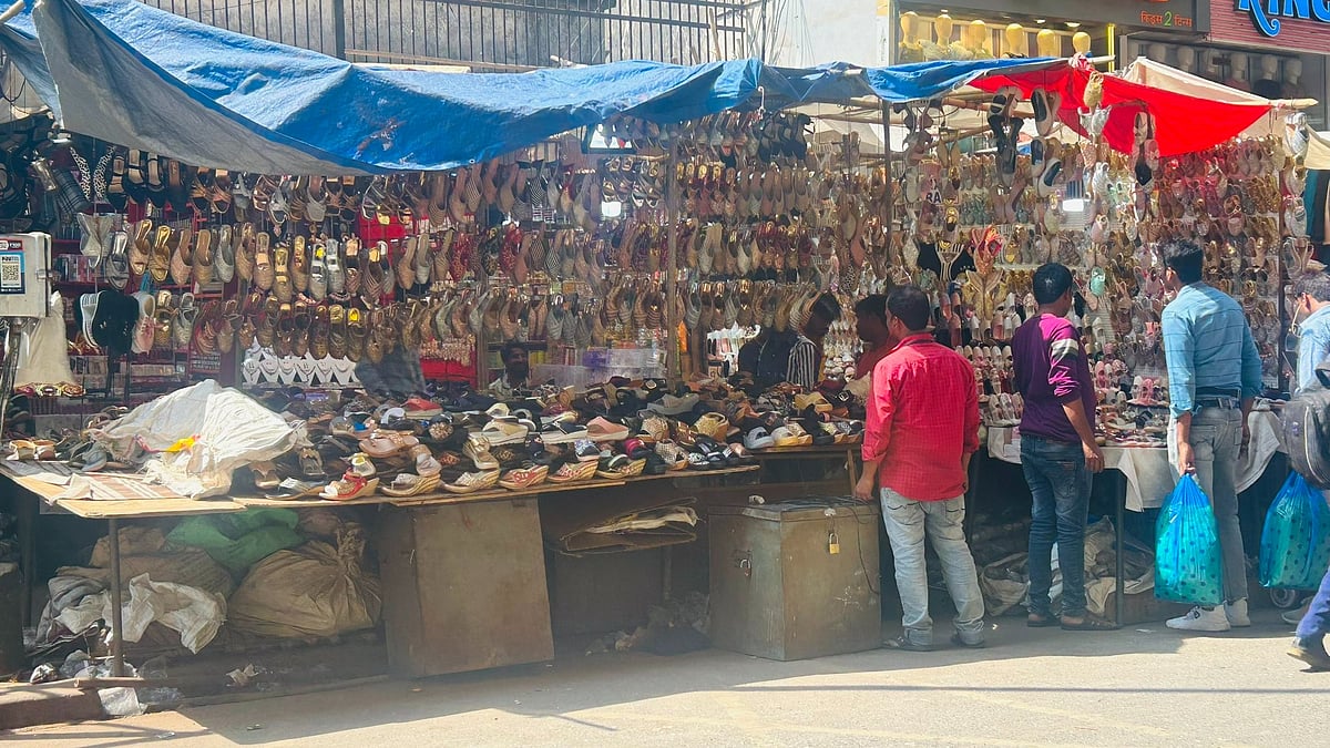 Mumbai: Footpaths taken over by hawkers, forcing people to walk on the road