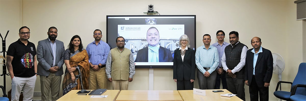 Prof Prabin Panigrahi, Dean – Faculty, IIM Indore, present vote of thanks to US Chargé d'Affaires to India A. Elizabeth Jones  | 