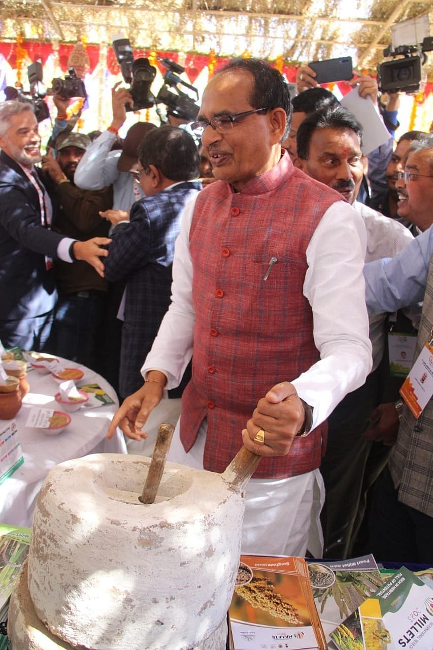 Chouhan tries his hands on hand grinder