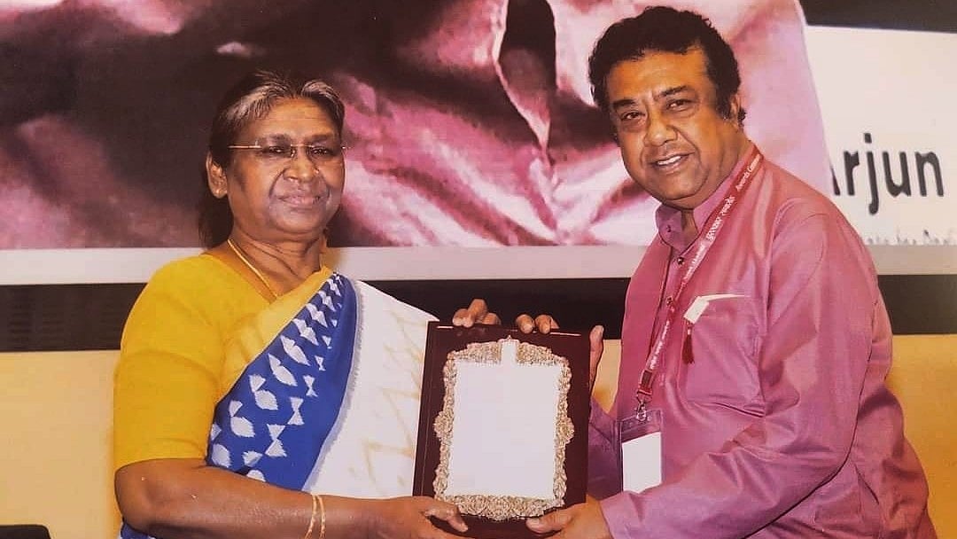 President Droupadi Murmu felicitating theatre actor and director Alok Chatterjee from Bhopal with Sangeet Natak Akademi Award at Vigyan Bhavan, New Delhi on Thursday | 