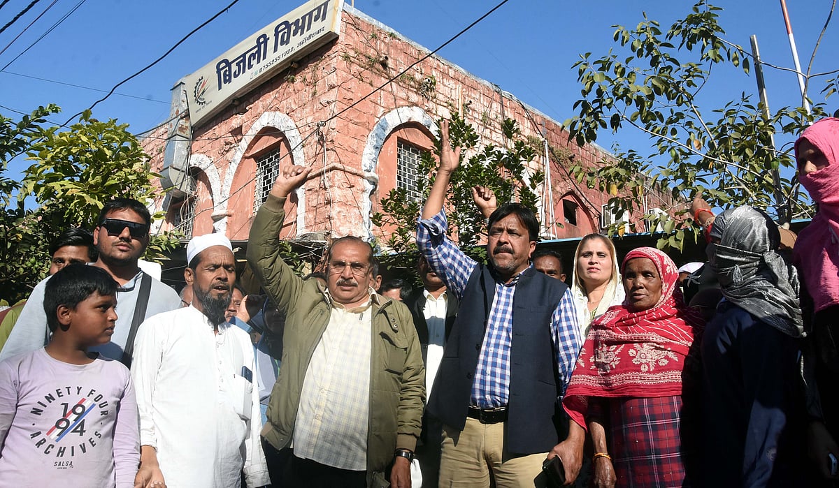 Residents stage protest in front of MPPKVVCL office in Jahangirabad.