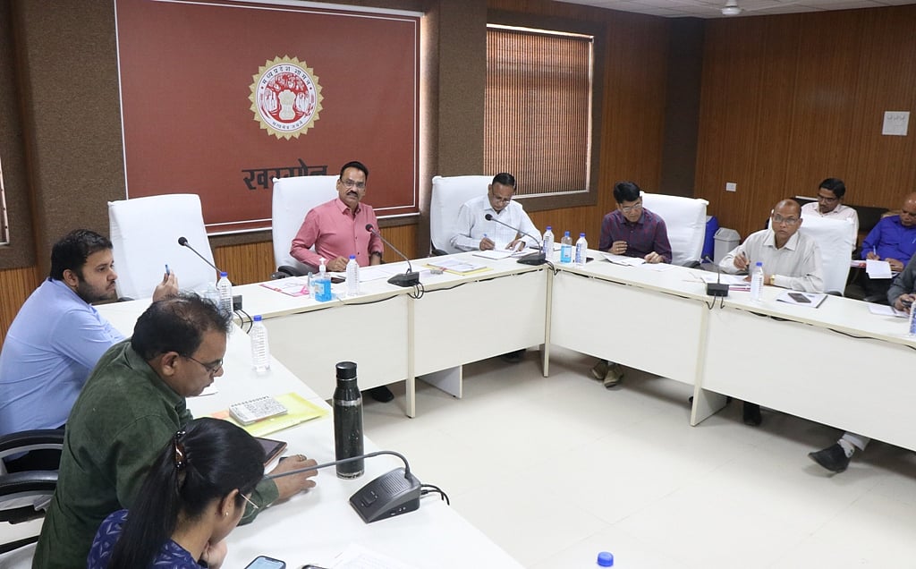 Madhya Pradesh: Collector holds review meeting with revenue officials in Khargone