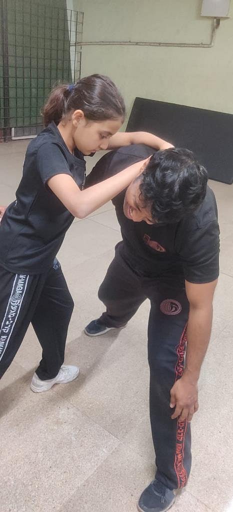 When the attacker is in pain, grab him by his neck and pull him down for a knee kick