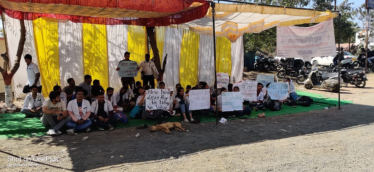Indore: Vet students continue strike for 11th day, demand hike in stipend