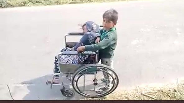 Heartbreaking Video! 5-year-old pushes wheelchair with unconscious mother home in Roorkee