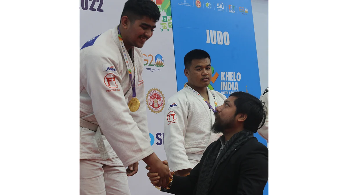 Union Minister of State for Home Affairs and Minister of State for Youth Affairs and Sports Shri. Nisith Pramanik presented the medal to Yashujayram of Delhi who won the +81 Kg category in Judo with the Gold Medal at SAI Indoor Stadium in Bhopal