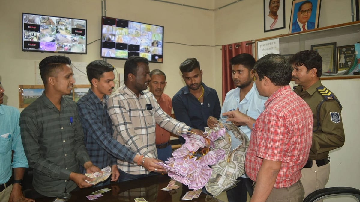 Madhya Pradesh: A teacher in Jabalpur caught red-handed taking bribe