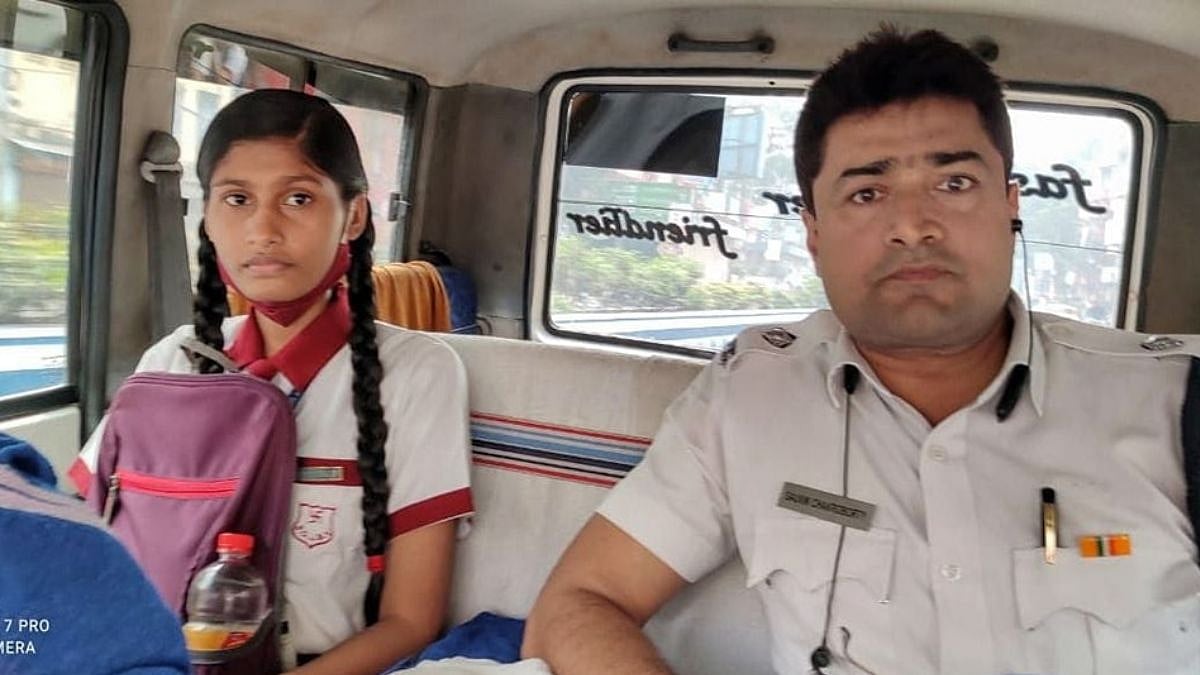 Kolkata: After grandfather dies, family attends funeral, cop helps grieving schoolgirl to reach exam centre in time
