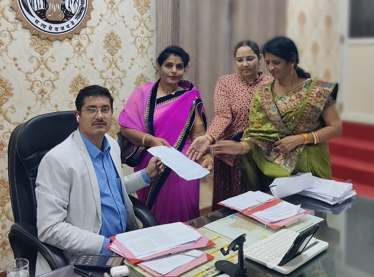 Pending honorarium: Anganwadi workers meet collector 