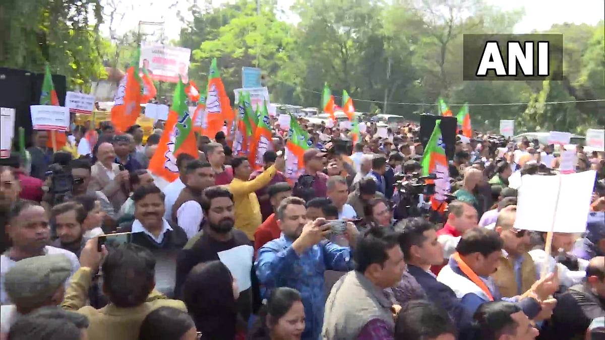 Feedback Unit case: BJP stages sit-in protest against Delhi govt seeking FIR against Arvind Kejriwal