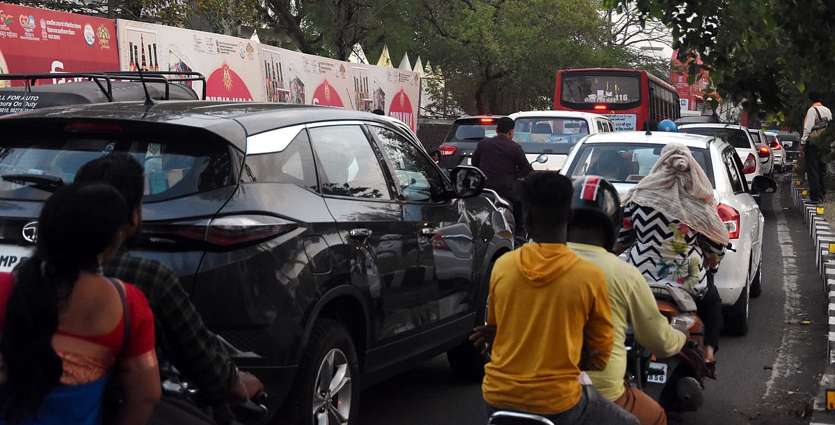 Immense inconvenience was caused to the commuters heading towards the DB square from Arera hills on Thursday