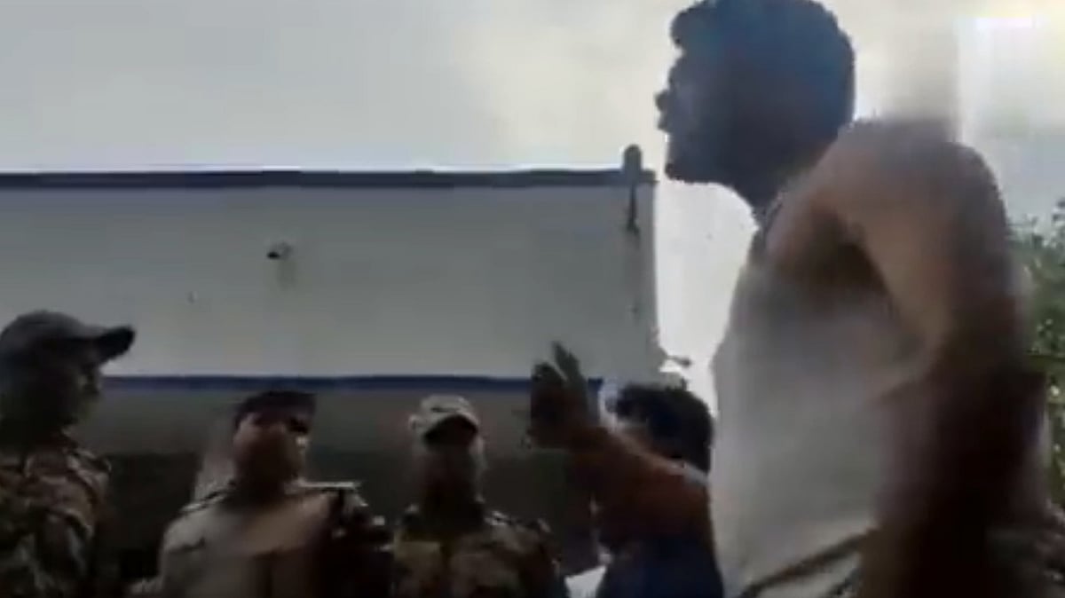 WATCH: '...Ashamed of this wardi', Bhind Constable tears off his uniform in SP office