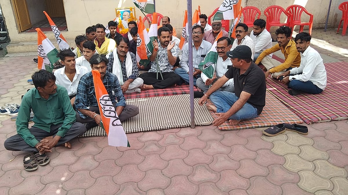 Madhya Pradesh: Congress workers hold ‘Satyagraha’ in Sendhwa 