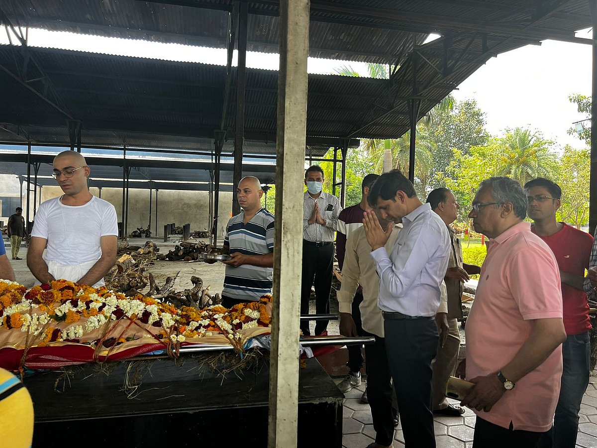 Indore Temple tragedy: Mayor gives shoulder to victims as families perform last rites of their loved ones