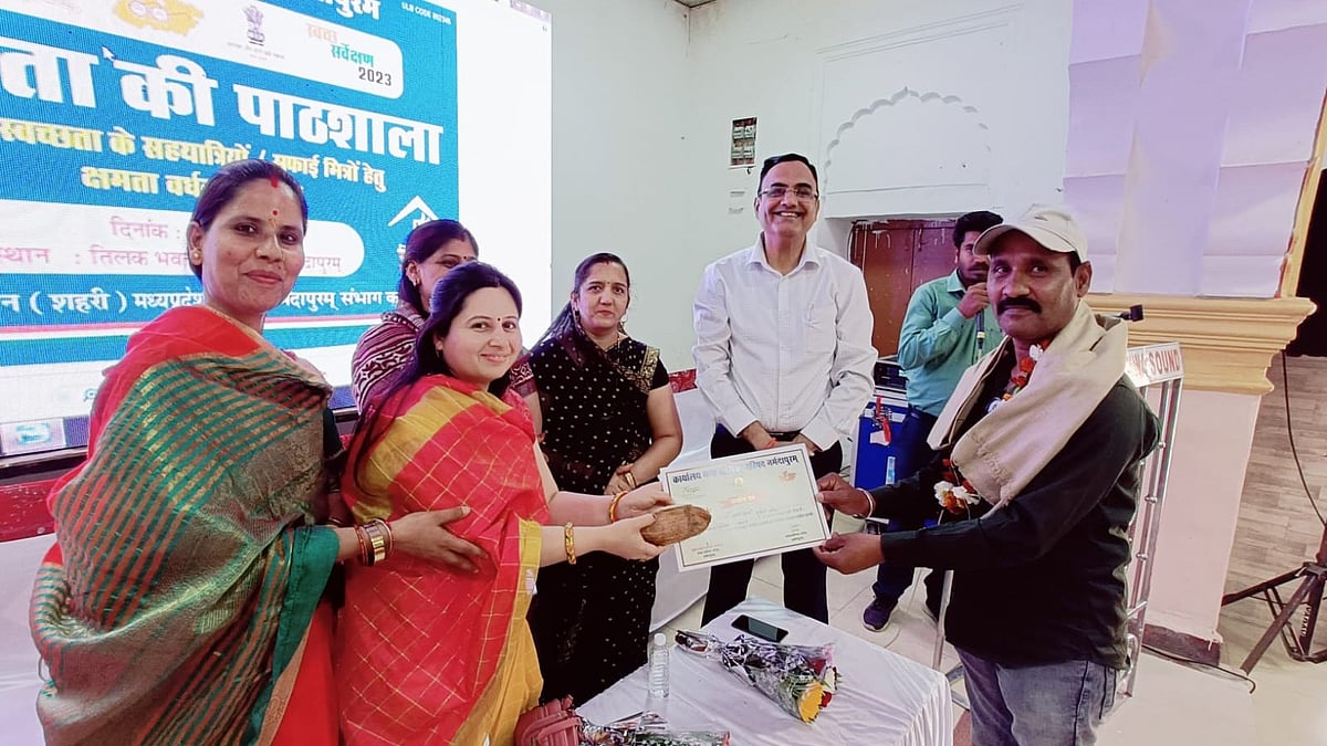 Madhya Pradesh: Safai Mitras given tips about future challenges in Narmadapuram