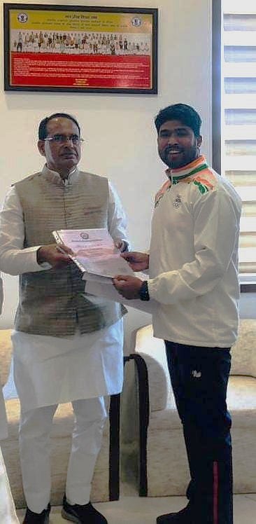 Bhopal: Chief Minister Shivraj Singh Chouhan felicitates Madhya Pradesh's Mountain Man Ankit Sen