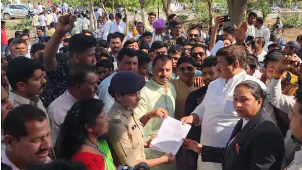 Madhya Pradesh: Cong workers protest against false charges on leader in Alot