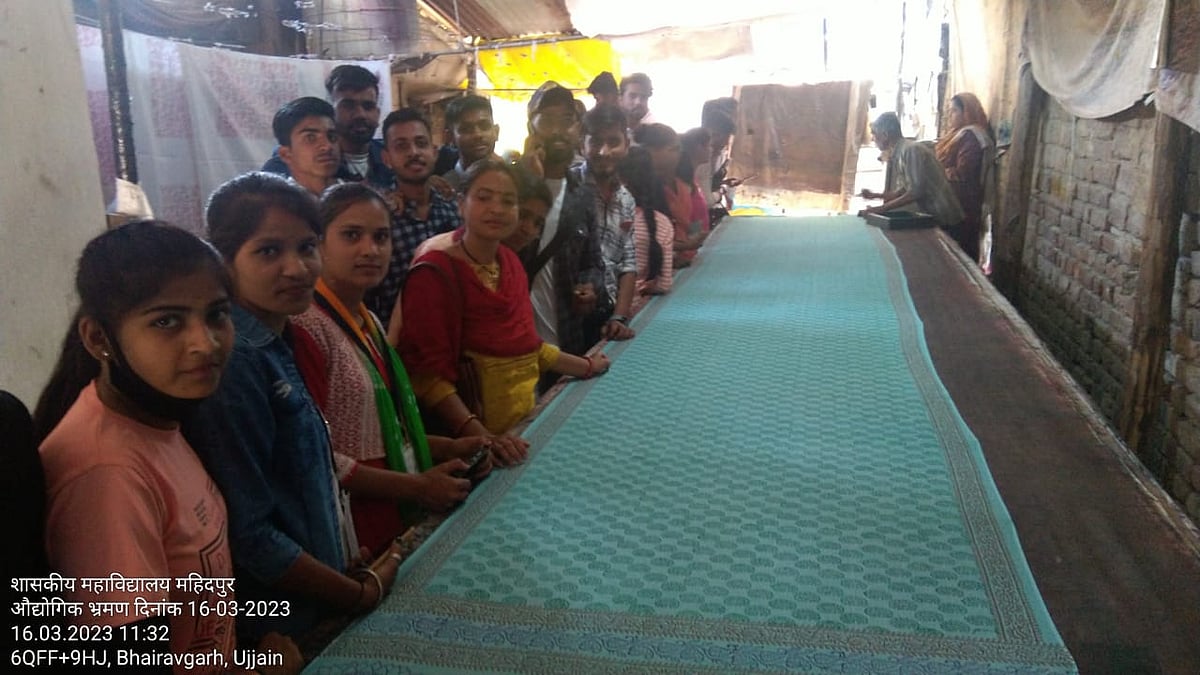 Madhya Pradesh: Students go on industrial visit to Bherugarh print unit 