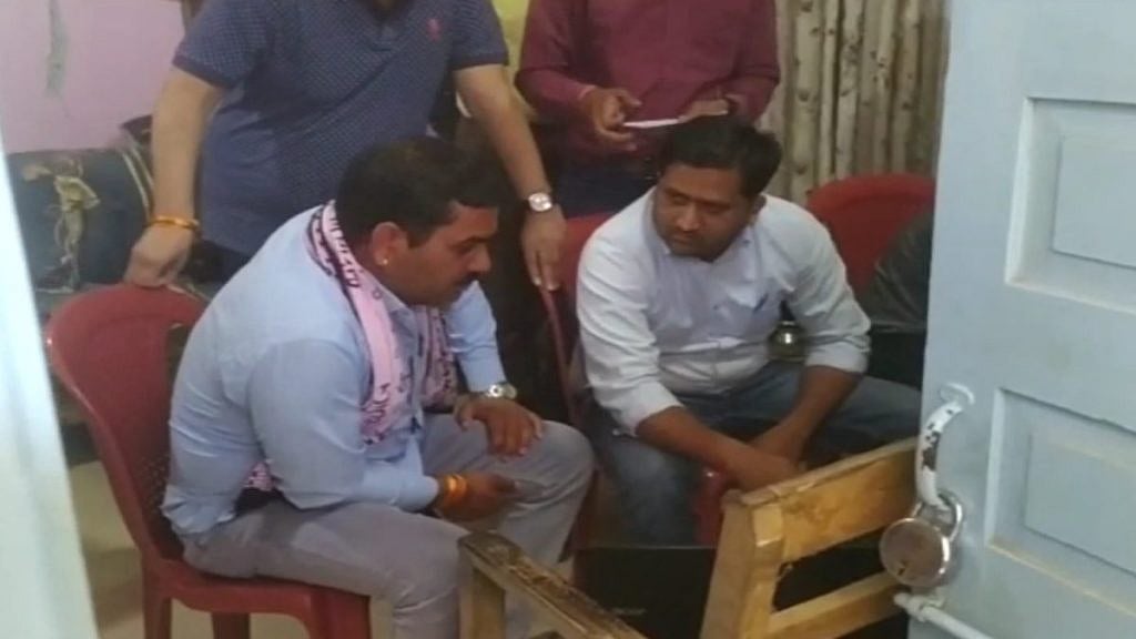 Madhya Pradesh: Janpad president caught taking bribe from panchayat sarpanch in Jawad