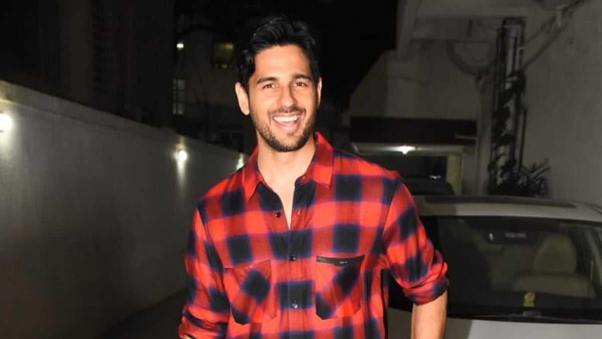 Watch: Paps ask Sidharth Malhotra for a solo pic, actor blushes and says THIS about Kiara Advani