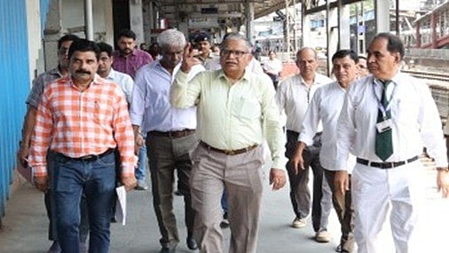 Mumbai: WR GM inspects Borivali station, orders removal of unauthorised banners & display of proper signages