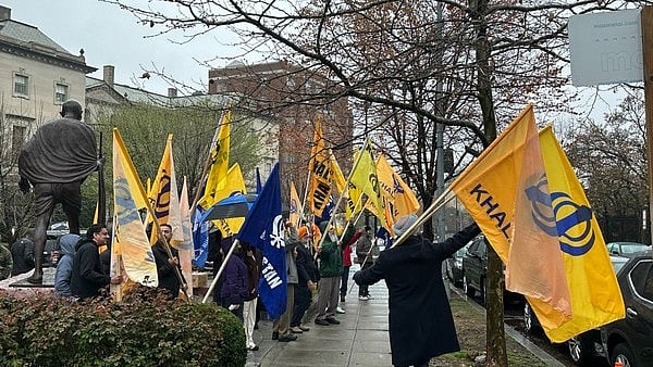 US-based Indian journalist abused, attacked by pro-Khalistani supporters outside Embassy in Washington; video emerges | 