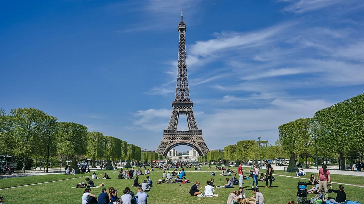WATCH: French Police Evacuates Tourists From Eiffel Tower In Paris After Bomb Threat