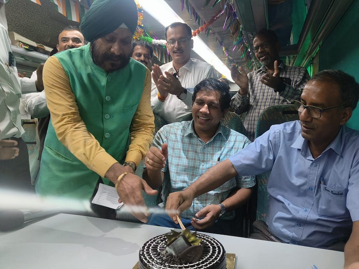 Not railway coach but home on wheels: Adarsh Coach Commuters of Panchavati Express celebrate 16th anniversary  | Kamal Mishra 