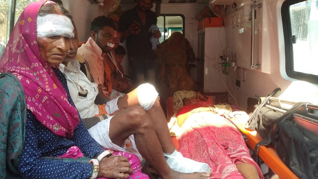 Madhya Pradesh:  2 severely hurt, 16 other injured as pickup vehicle turns turtle in Khandwa