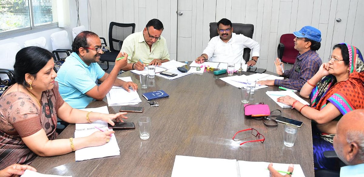 Mayor discusses the budget provisions along with MiC members, in Ujjain on Thursday | 