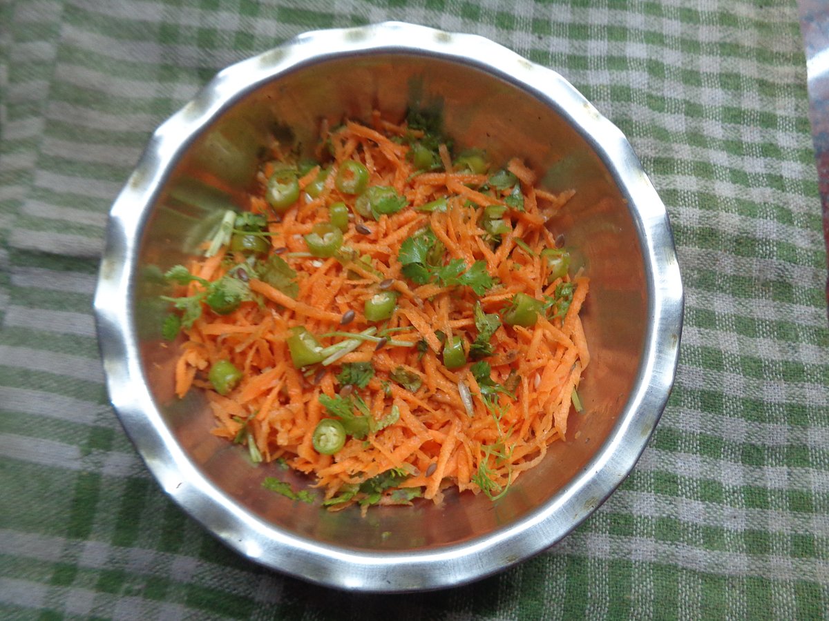 Carrot salad with flax seeds