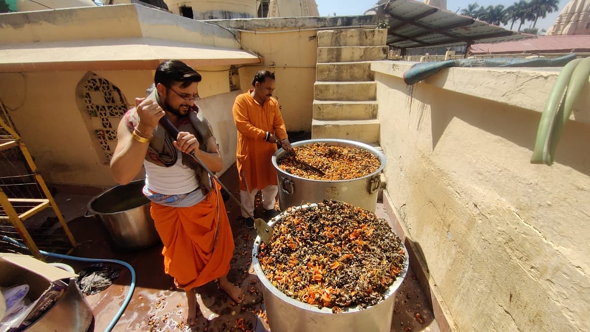 Mahakaleshwar Temple priests prepare natural colour with the help of tesu flowers in Ujjain on Saturday  | 