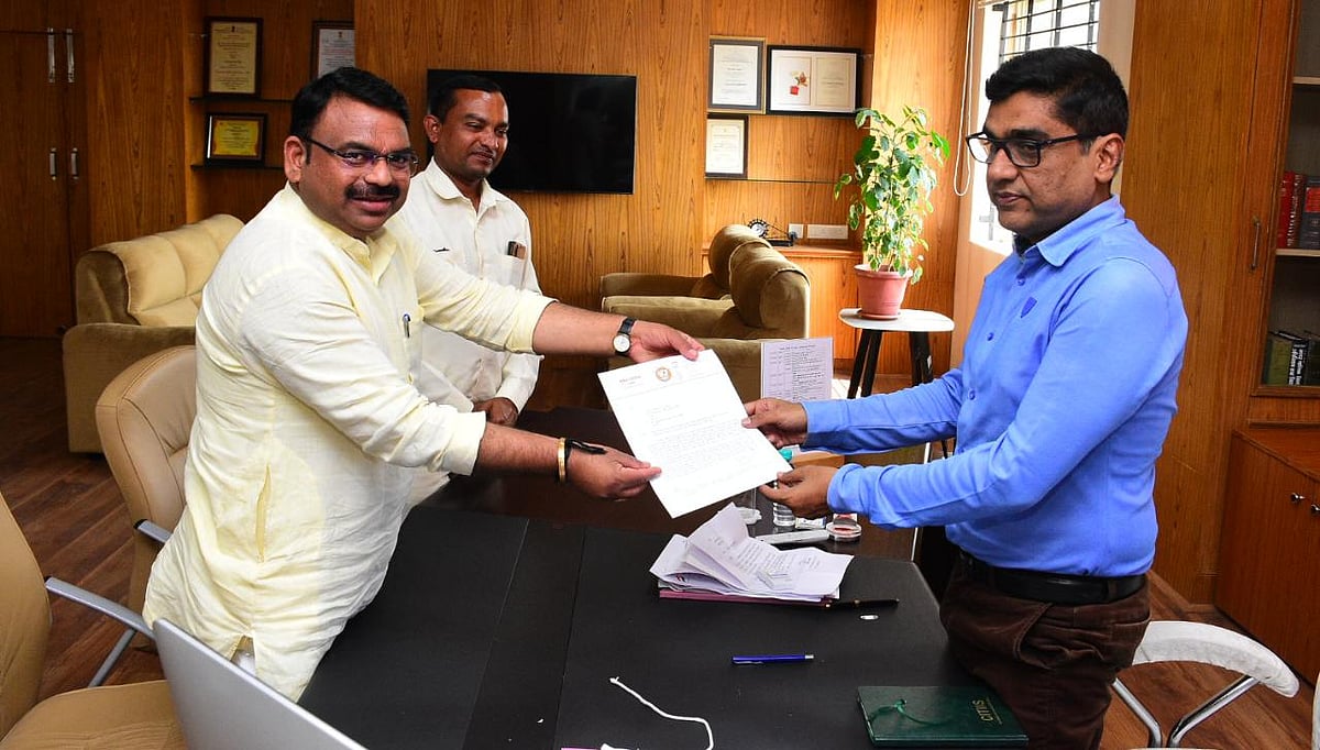Mayor hands over a request letter to the collector in Ujjain on Monday | 