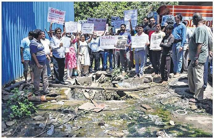 Supported by political parties, ten housing societies in Manipada, Santacruz, on Sunday held a protest against the BMC and MMRDA over the long-pending issues of incomplete stormwater drainage and improper garbage disposal.
