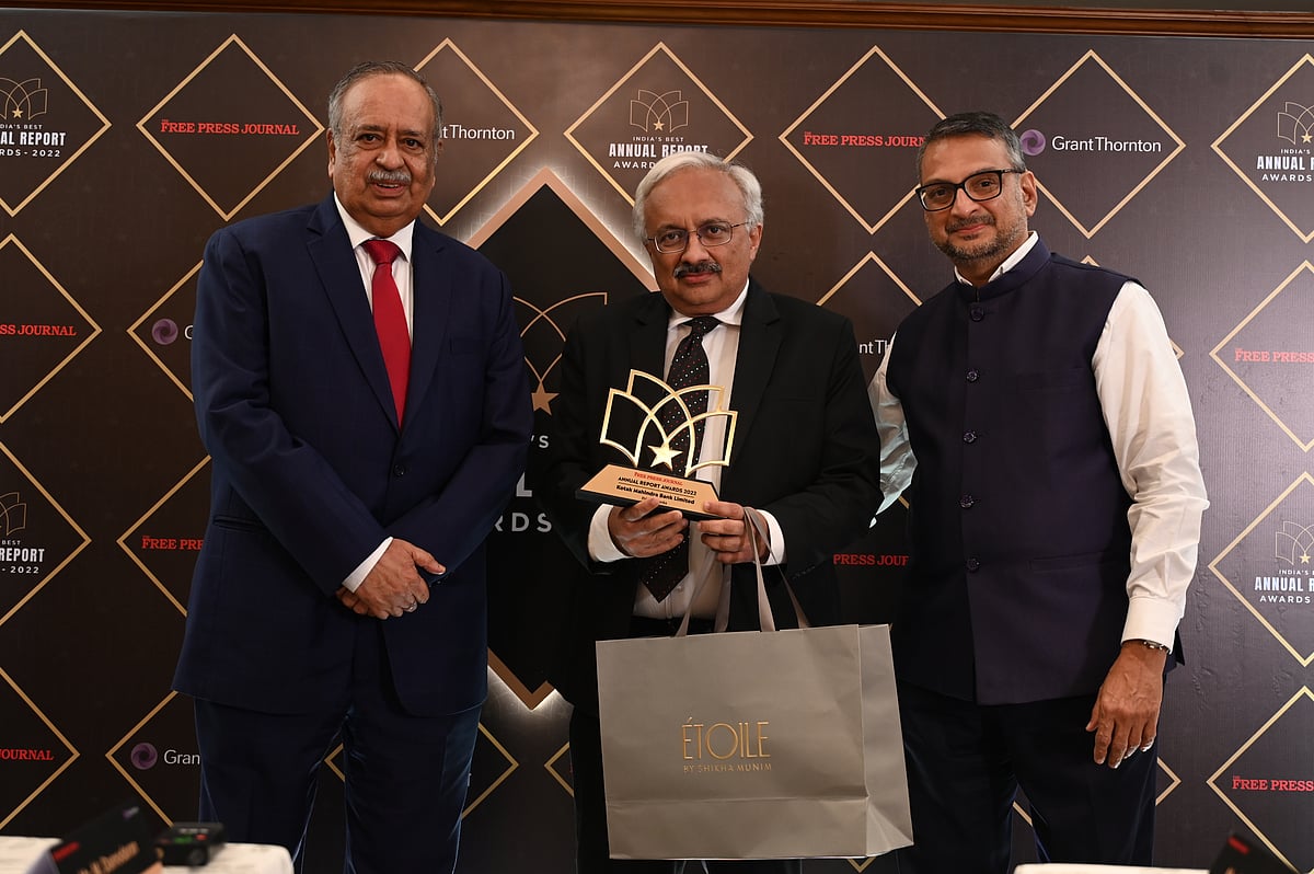 On behalf of Kotak Mahindra Bank, Jaimin Mehta, Chief Financial Officer receives the award
