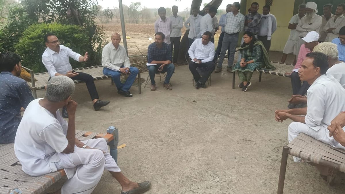 MP: Collector visits Barwah, interacts with farmers