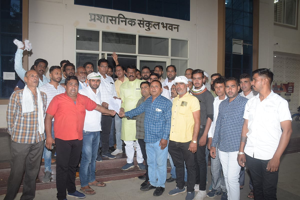  Farmers hand over a memorandum to a local officer.