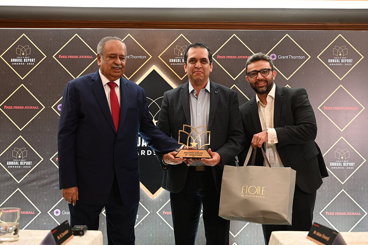 On behalf of LTI Mindtree,Vinit Teredesdai Chief Financial Officer receives the award
