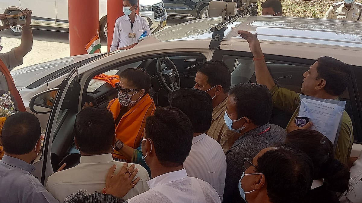 Madhya Pradesh: Yashodhara Raje Scindia reviews government schemes in Agar