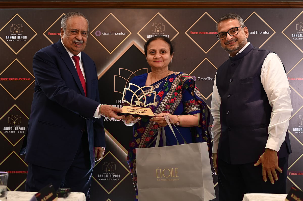 On behalf of Aditya Birla Capital, Pinky Mehta, Chief Financial Officer receives the award
