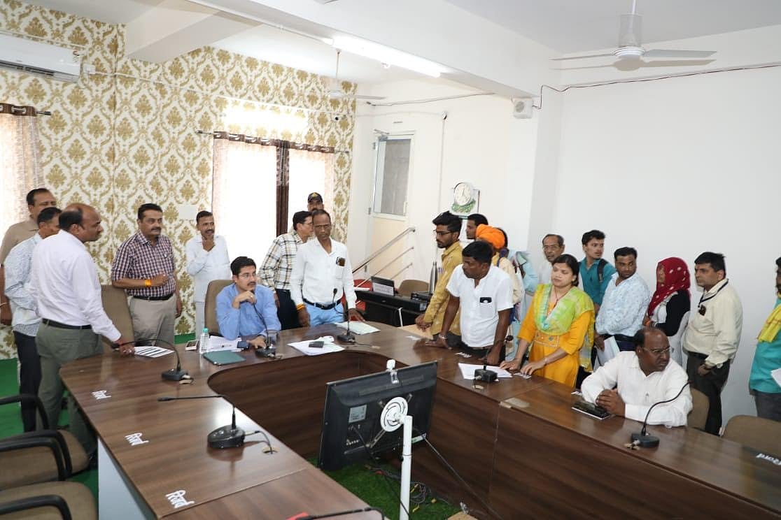 MP: Dewas Collector Rishav Gupta resolves MNREGA plaint in public hearing